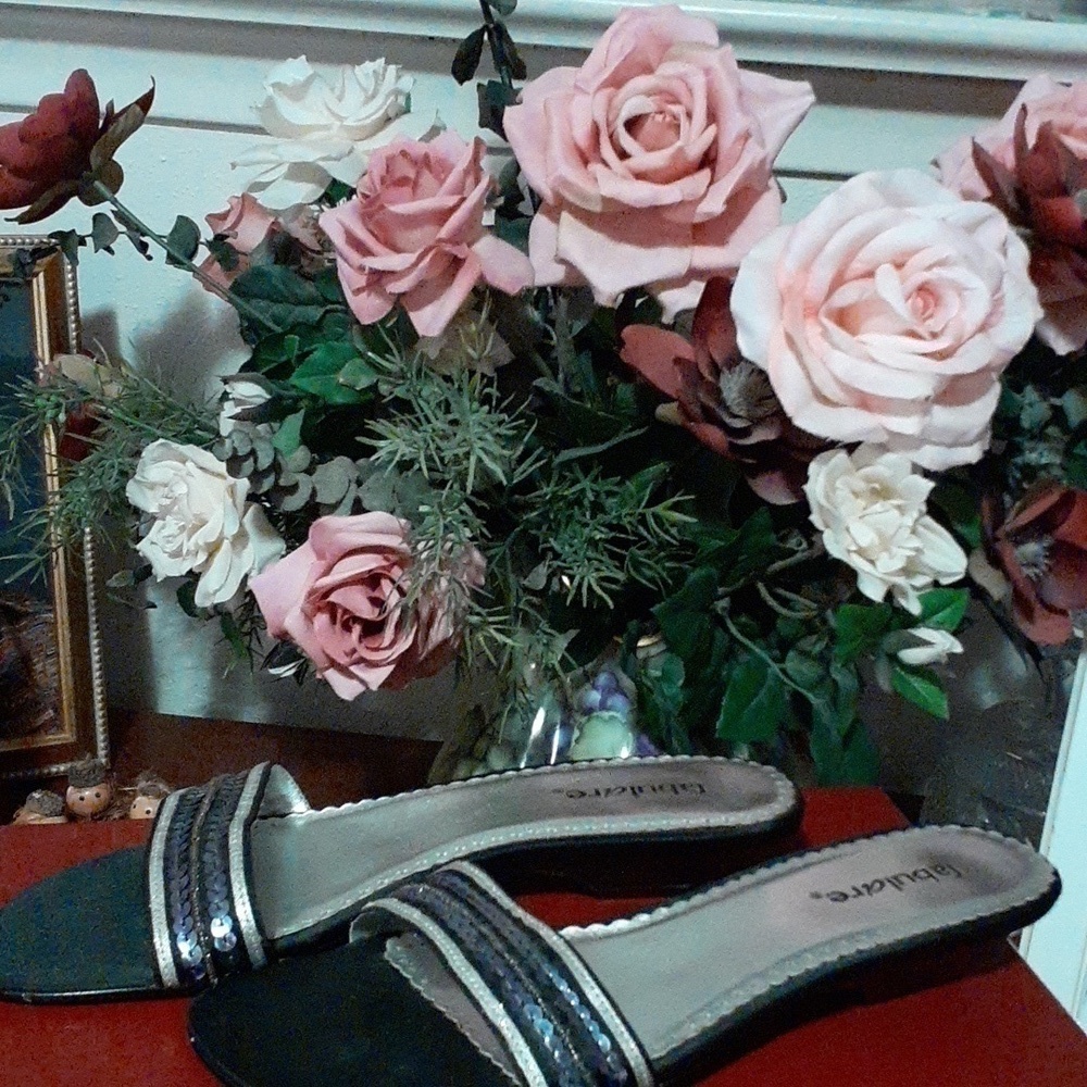 Sequins for a CRUISE or Dinner Date? 1" heel By Fabulare! 9M - Picture 4 of 8